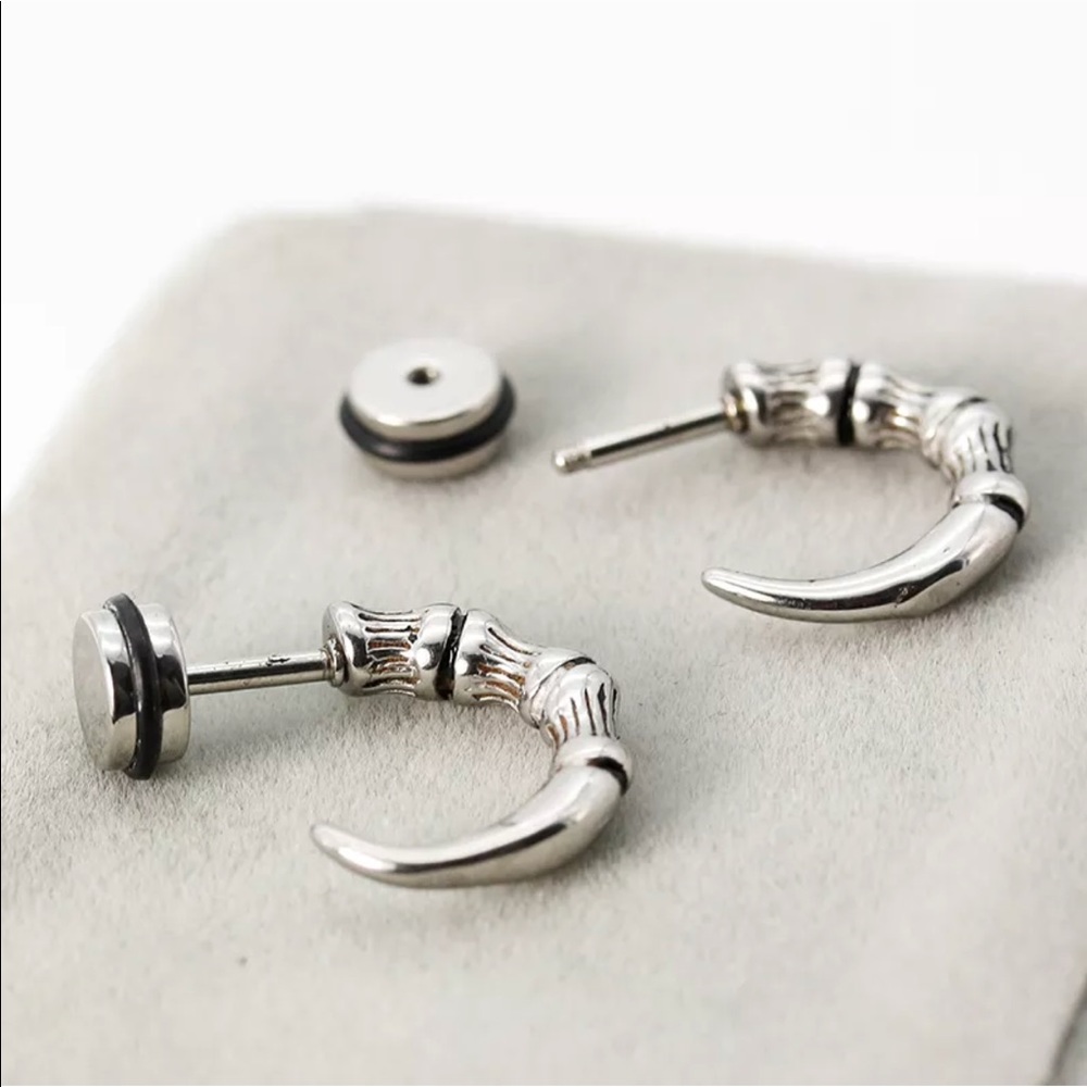 🆕 CLAW EARRINGS - Picture 3 of 3